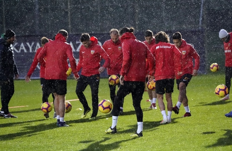 Kayserispor Yağmurda Çalıştı