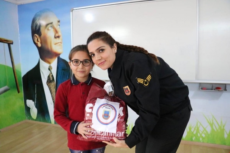 En Uzak Köyleri Seçip Öğrencileri Donattılar