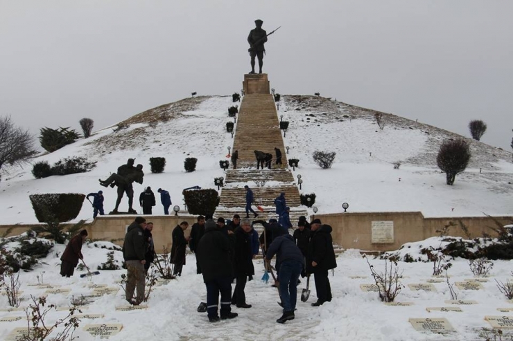 Tüm Kamu Personeli Şehitlik Temizliği İçin Seferber Oldu