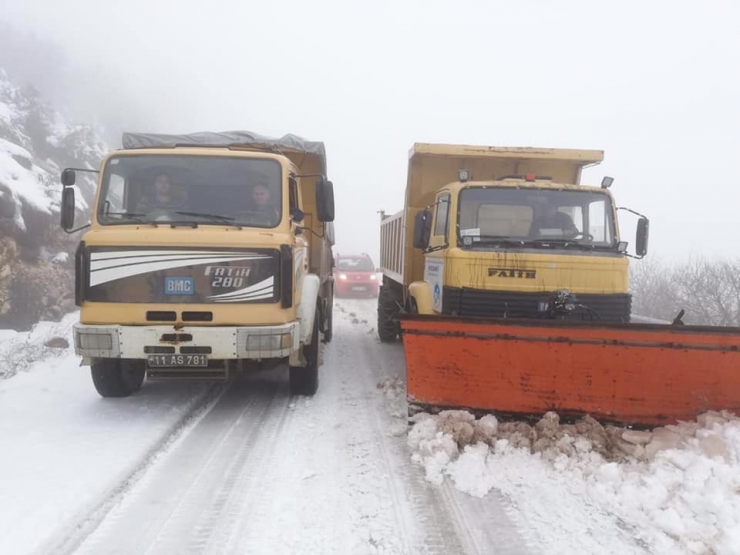 Yenipazar-eskişehir Bağlantı Yolunun Kapanmaması İçin Ekipleri Gece Gündüz Çalışıyor