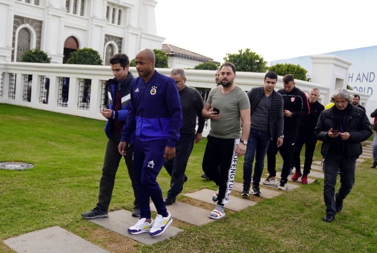 Cuma Namazı Çıkışı Fenerbahçeli Futbolculara Yoğun İlgi