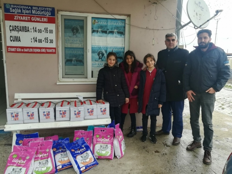 Soğuk Ve Karlı Havalarda Sadık Dostlarını Unutmadılar