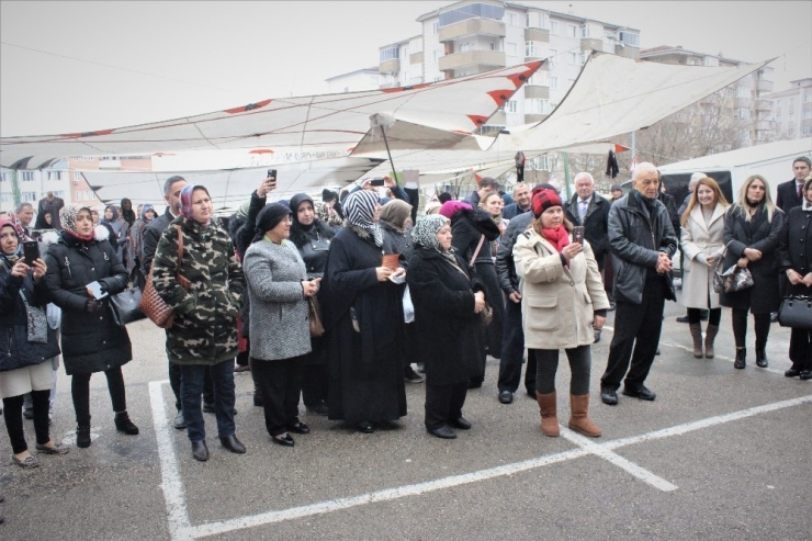 Kadın Muhtar Adayı Vaatlerini Sıraladı, Alkış Tufanı Koptu