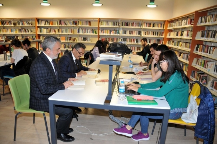 Vali Ve Rektör Öğrencilerle Kitap Okudu