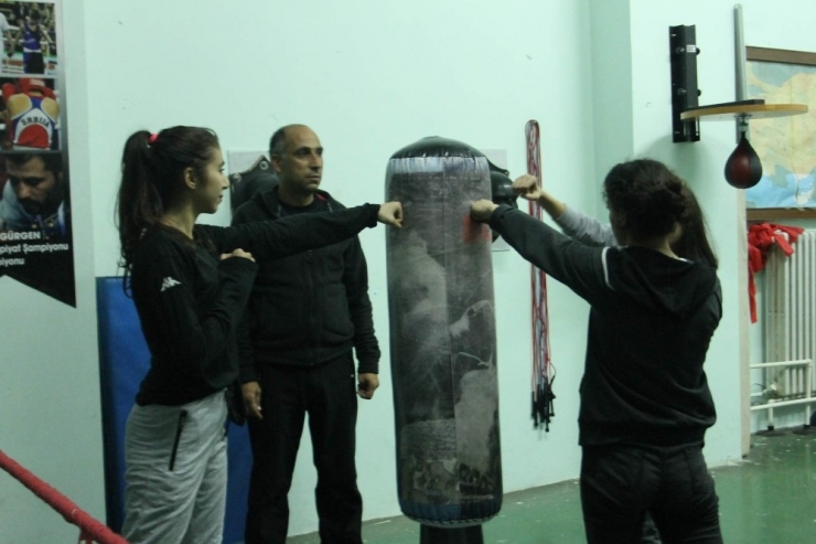 Siirtli Kadın Boksörler Türkiye Şampiyonasına Hazırlanıyor