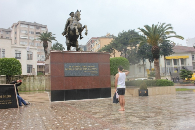 “Ambulans Ali” Yağmur Altında Atletle Kent Meydanında Türkiye İçin Dua Etti