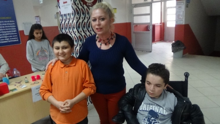 Engelli Öğrenciler Yemen İçin Engel Tanımadılar