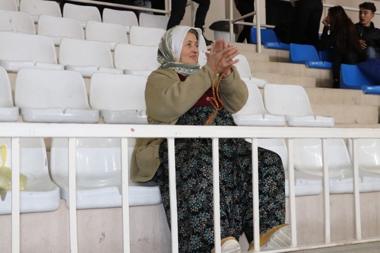 Tespihli Anneden Hentbolcu Kızına Tribün Desteği