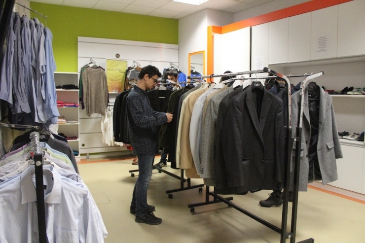 Öğrencilerin Üniversite Kurduğu Ücretsiz Gardıroptan İsteyen İstediğini Giyiyor