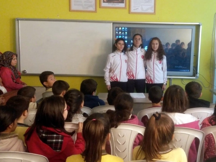 Dünya Şampiyonları Ortaokul Öğrencileriyle Buluştu