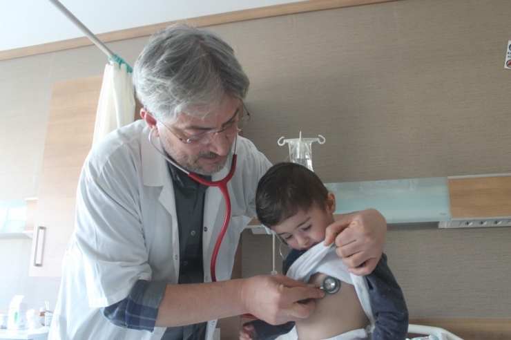 Çocuklarda Boğaza Kaçan Cisimlere Bilinçli Müdahale Hayat Kurtarabilir