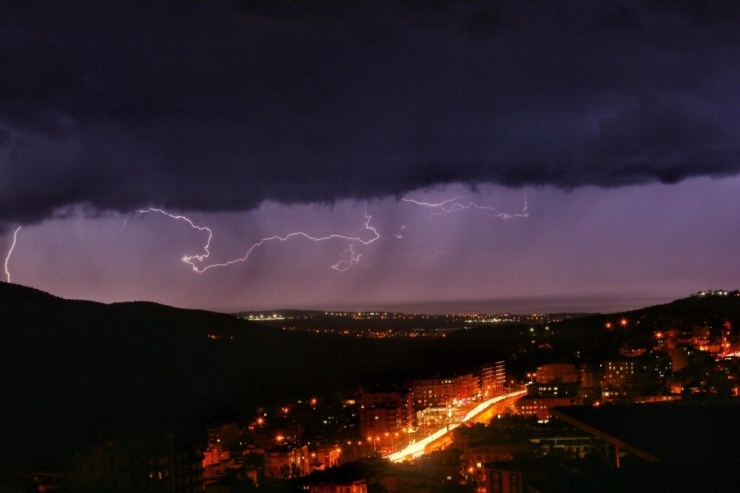 Hatay’da Şimşekler Geceyi Aydınlattı