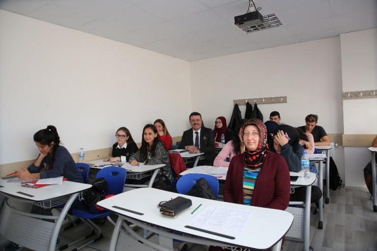 350 Genci Üniversiteye Hazırlıyor