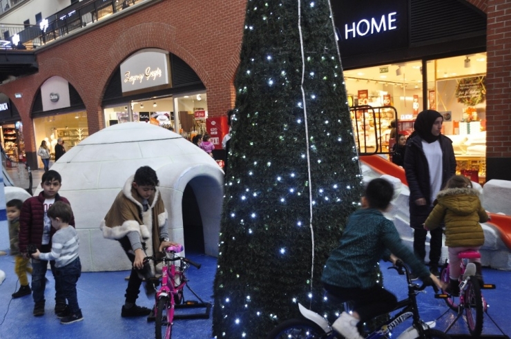 Forum Mersin’in ’Eskimo Kasabası’, Miniklerin Akınına Uğradı