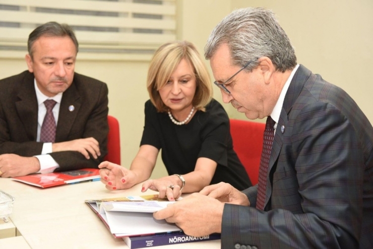 Beyin Atlaslı Nöroanatomi Kitabına Egeli İmzası