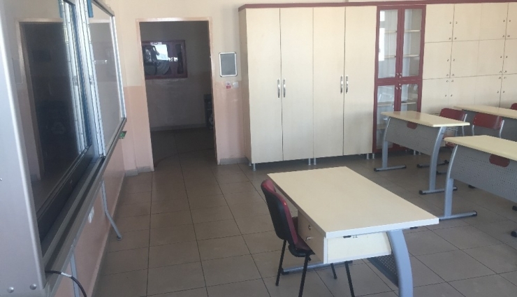 Bu Okulun Sınıflarında Çöp Kovası Yok