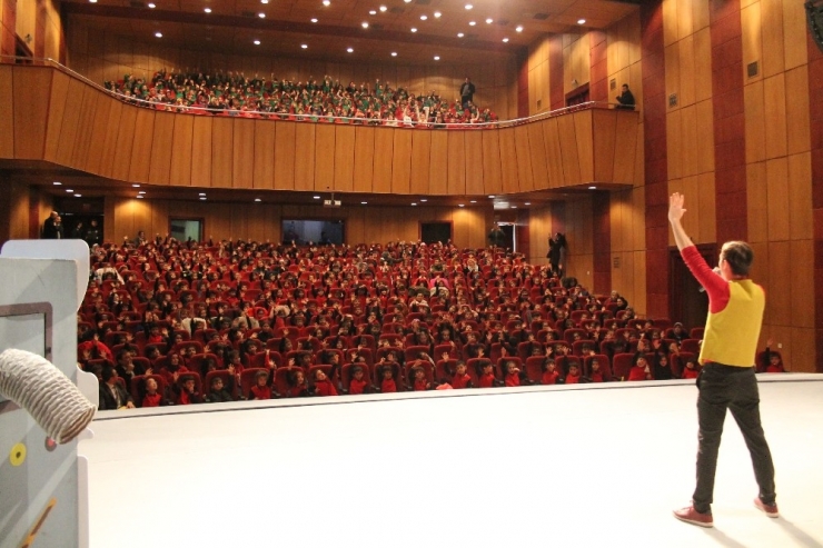 Pette Çocuk Tiyatrosuna Büyük İlgi