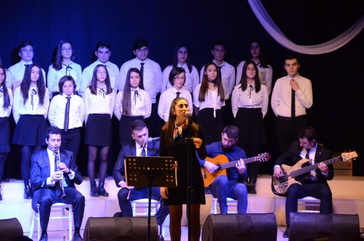 Bahçeşehir Koleji Öğrencilerinden Neşet Ertaş’a Vefa