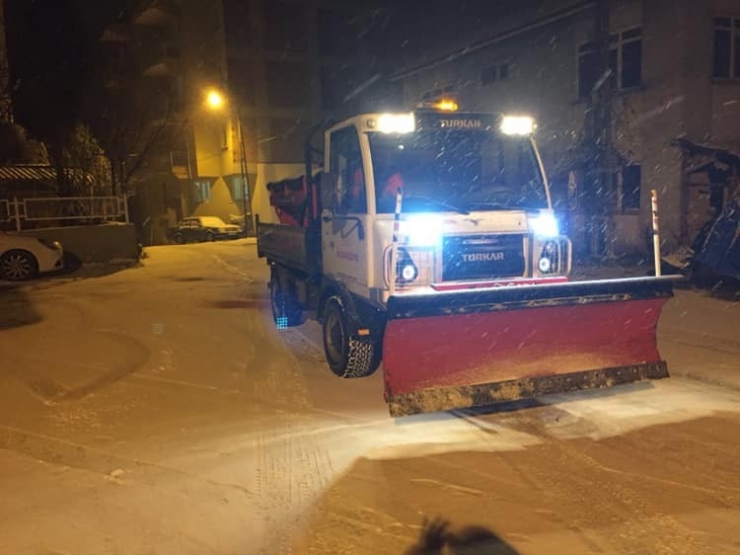 Belediye Ekipleri Yolların Kapanmaması İçin Gece Gündüz Çalışıyor