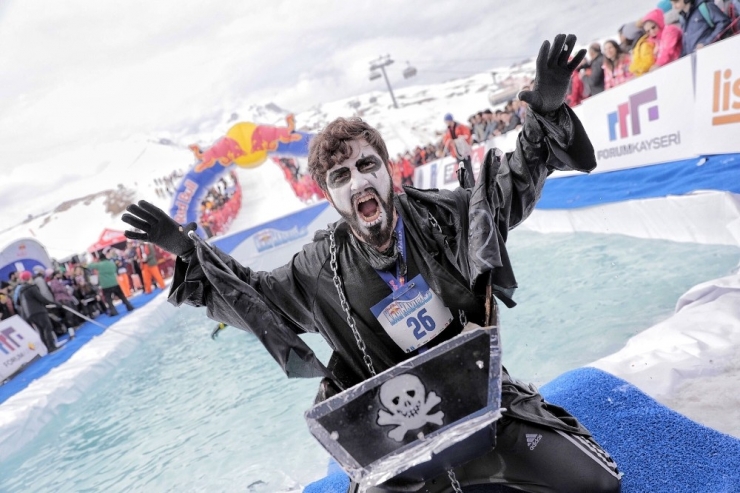 Kar Havuzunda Soğuğa Meydan Okuyacaklar