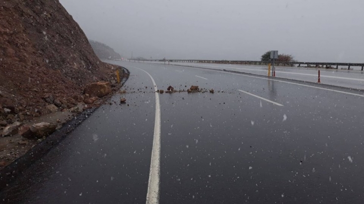 Aşırı Yağışlar Karayolunda Heyelana Neden Oluyor