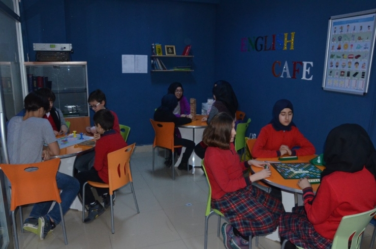 Bu Kafede Eğlenerek İngilizce Öğreniyorlar