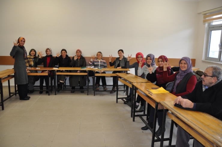 İşaret Dili Öğrendi, Ailesine Tercüman Oldu