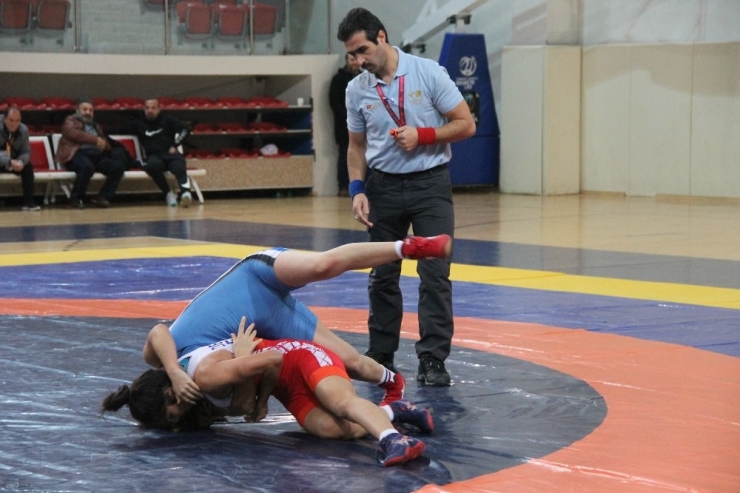 Kadın Güreşçinin Türkiye Şampiyonası’nda Kolu Kırıldı