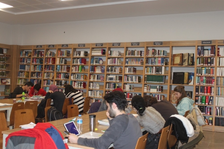 Öğrenciler Finallere Serdivan Fikir Ve Sanat Akademisinde Hazırlanıyor