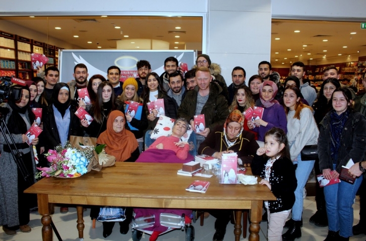 Tek Parmağı İle Yazdığı Kitaba İmza Günü Düzenlendi