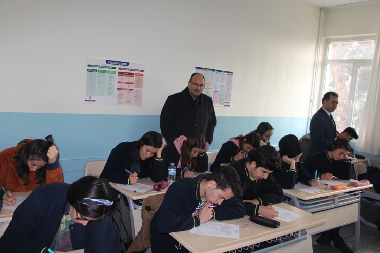 Öğrenciler Gözetmensiz Sınavda Ter Döktü