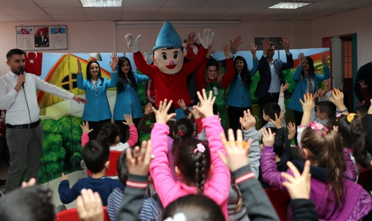’Kuklalar Dünyasından Mutlu Bir Eğlence’ Öğrencilerle Buluşuyor