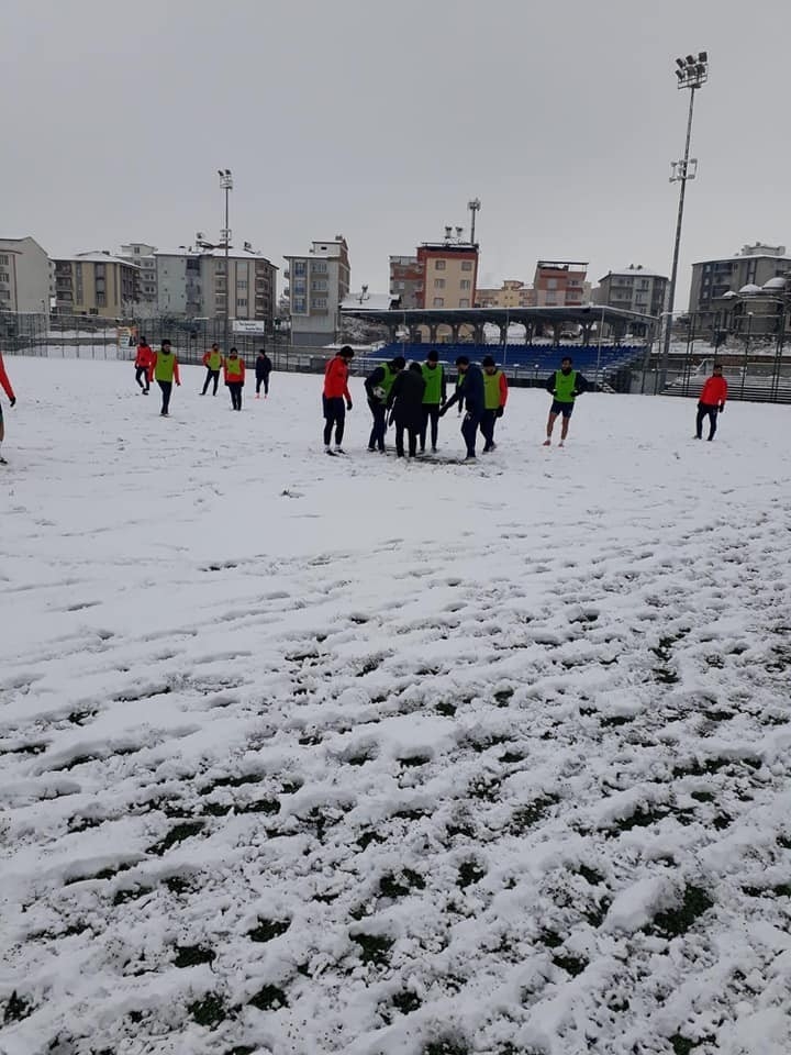 Yeşilyurt Belediyespor Karla Kaplı Zeminde Çalıştı