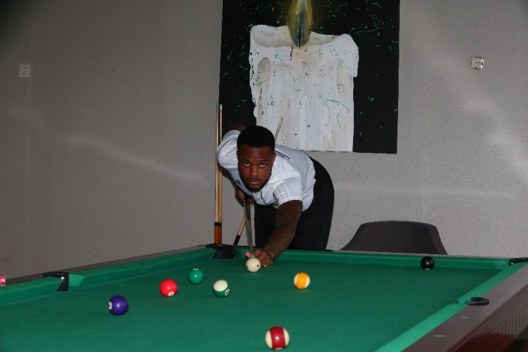 Cyle Larin: “Burak Yılmaz’ın Burada Olması Güzel”