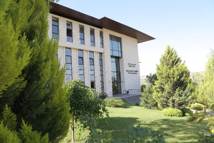 Evrensel Düzeyde Eğitimciler Hkü’ De Yetişecek