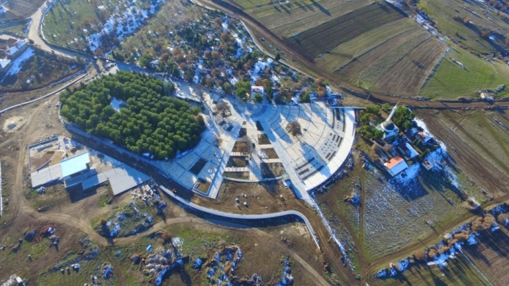 Yunus Emre Ve Tabduk Emre Türbesinin Çevre Düzenlemesi Devam Ediyor