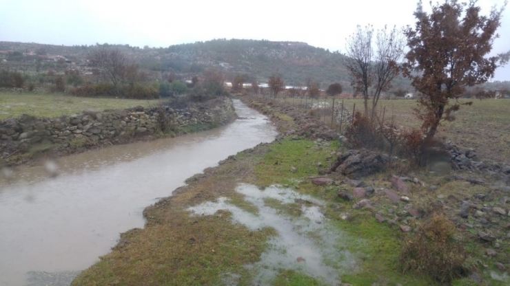 Karakılınçlı Çamur Ve Pislik Derdinden Kurtuldu