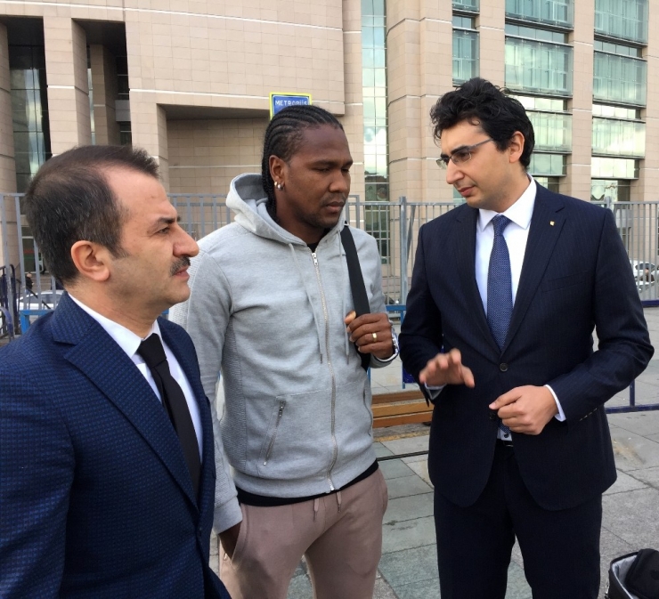 Hugo Rodallega’ya Dolandırıcı Şoku