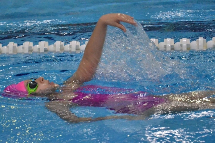 Adana’da Performans Yüzme Yarışları