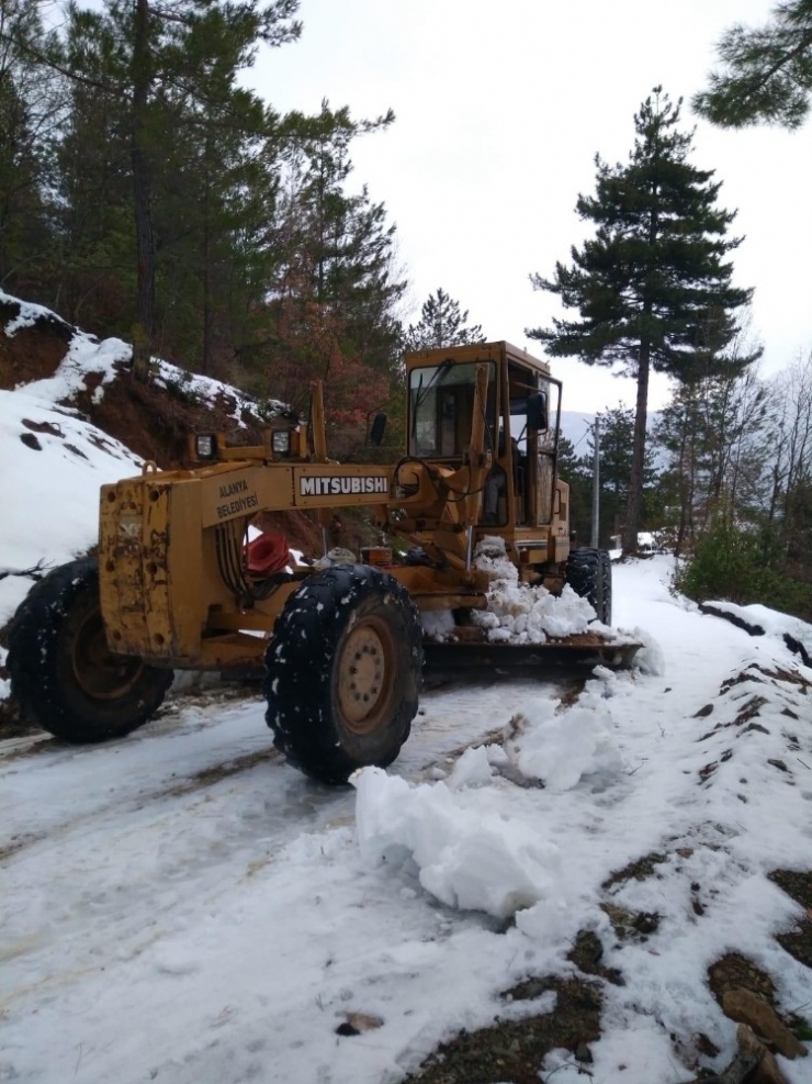 Alanya’da Kar Yağışı Nedeniyle Kapanan Yollar Açıldı