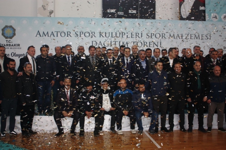 Büyükşehir Belediyesi 43 Bin Spor Malzemesi Dağıttı