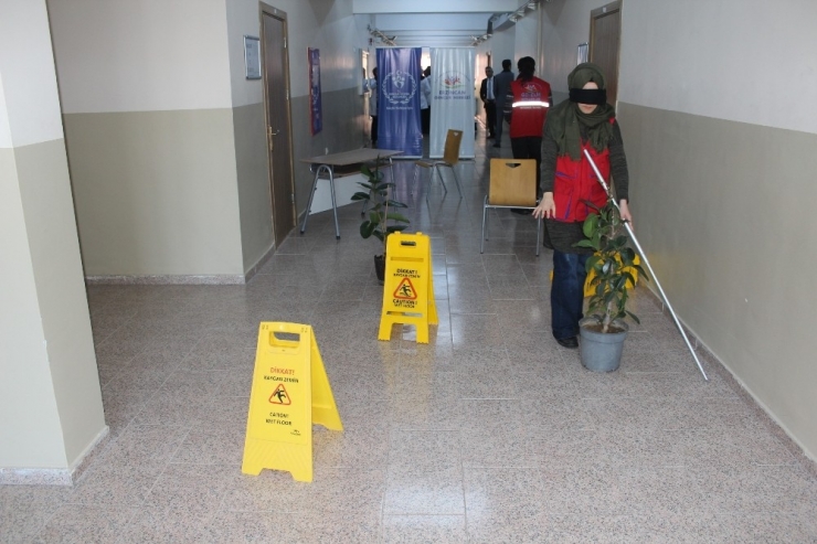 Gençler Görme Engellileri Anlamak İçin Empati Kurdular