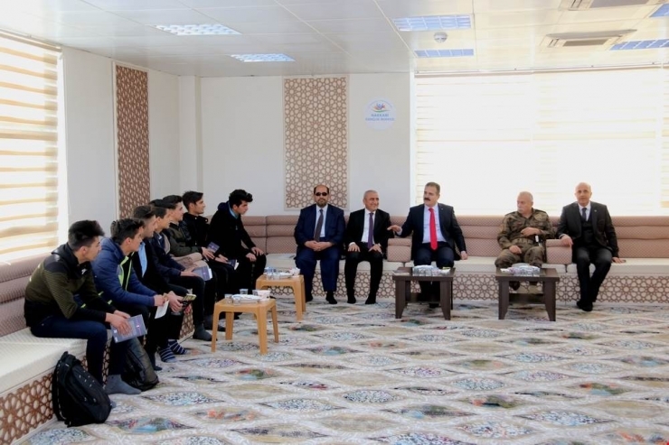 Vali Akbıyık, Gençlerle Bir Araya Geldi