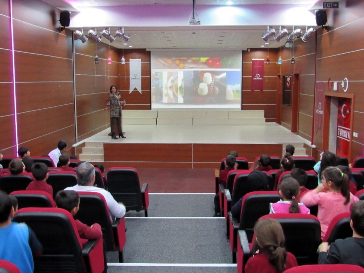 Öğrencilere Sağlıklı Beslenmenin Önemi Anlatıldı