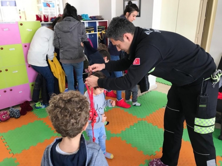 Minik Öğrencilere Kırmızı Düdük