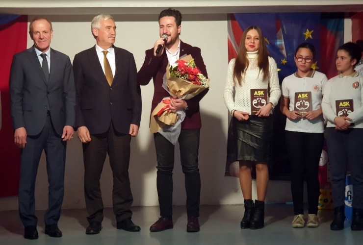 Özdemir, Öğrencilerle Şiir Okudu