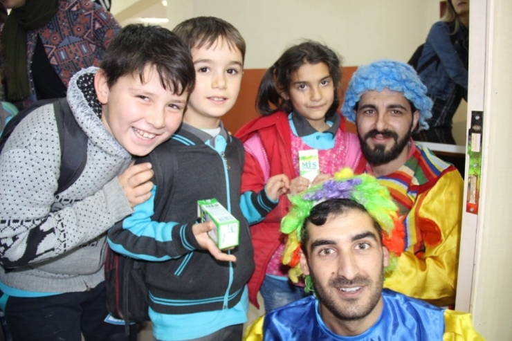 Hemşirelik Fakültesi Öğrencilerinden Miniklere Tiyatro Gösterisi