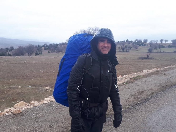 5 Yıldır Yürüyor Ve Dağlarda Yaşıyor