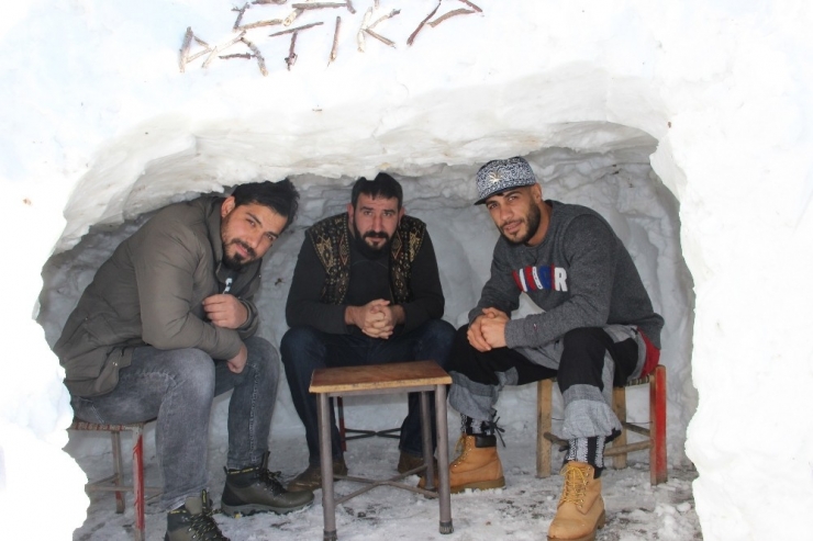 Kar Çok Yağınca "Kardan Kafe" Yaptılar