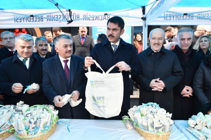 Bakan Kurum Bez Torba Dağıttı